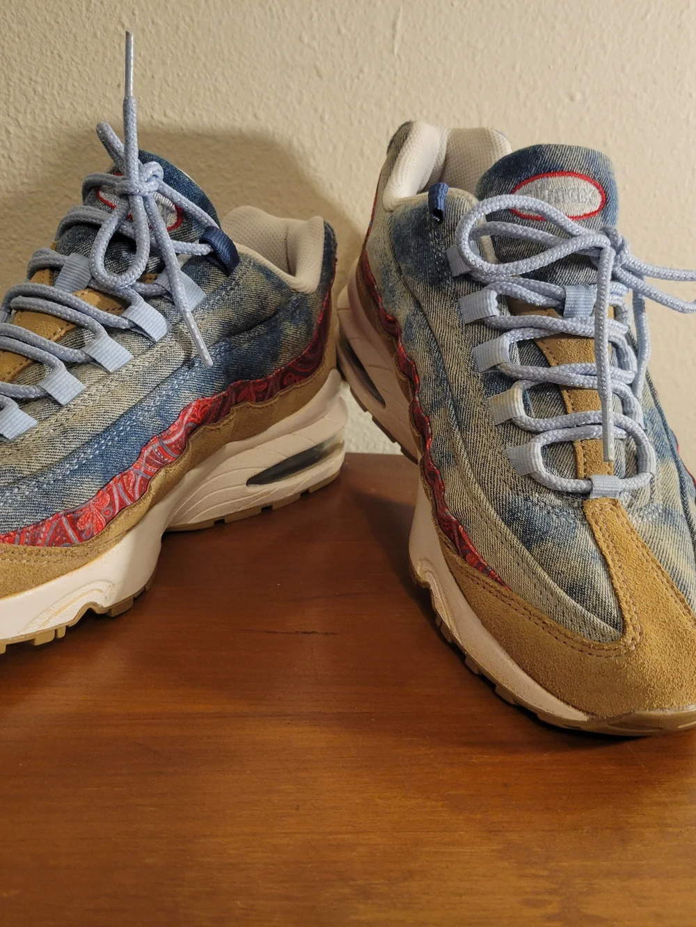Airmax 97 Big girls Denim Lace-Up Sneakers in Light Blue. Size 7y